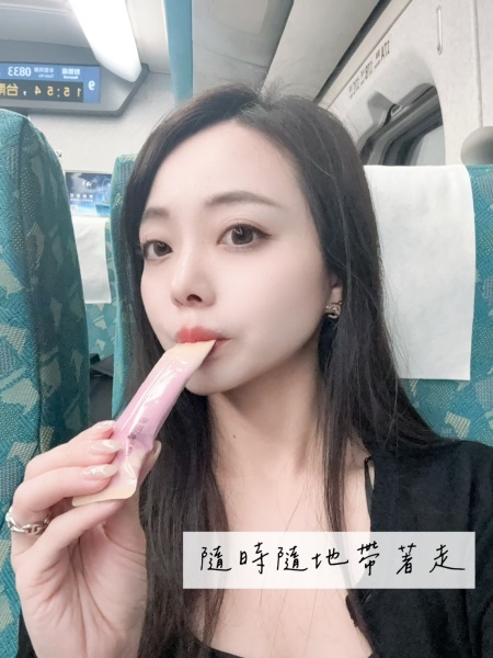 米米黛莉在高鐵上拿著橙姑娘C2膠原蛋白隨身包，輕巧的包裝設計讓忙碌的行程中也能隨時兼顧保養