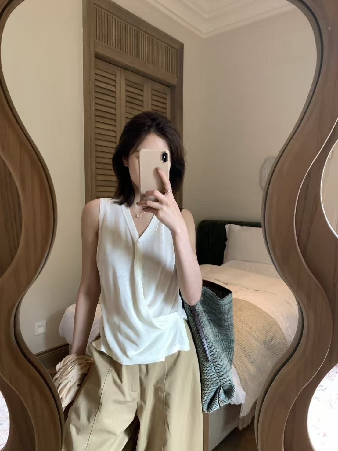 196 設計感交叉側鈕扣針織背心