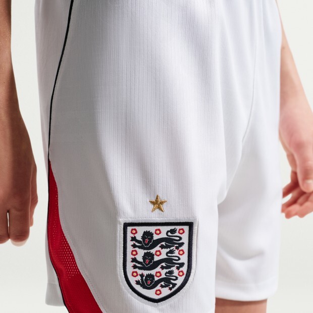大童款 NIKE X FIFA DRI-FIT SOCCER REPLICA SHORTS 英格蘭 主場 世界盃 世足 足球 刺繡LOGO 運動 短褲【IB5254-100】ADFIFA