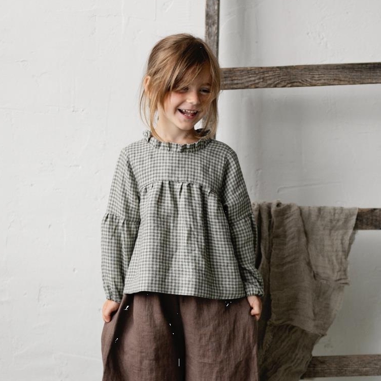 (預購)ALL THE BEAUTIFUL LINEN 後扣荷葉領刺繡上衣 SHORT RUFFLE TUNIC WITH BUTTON