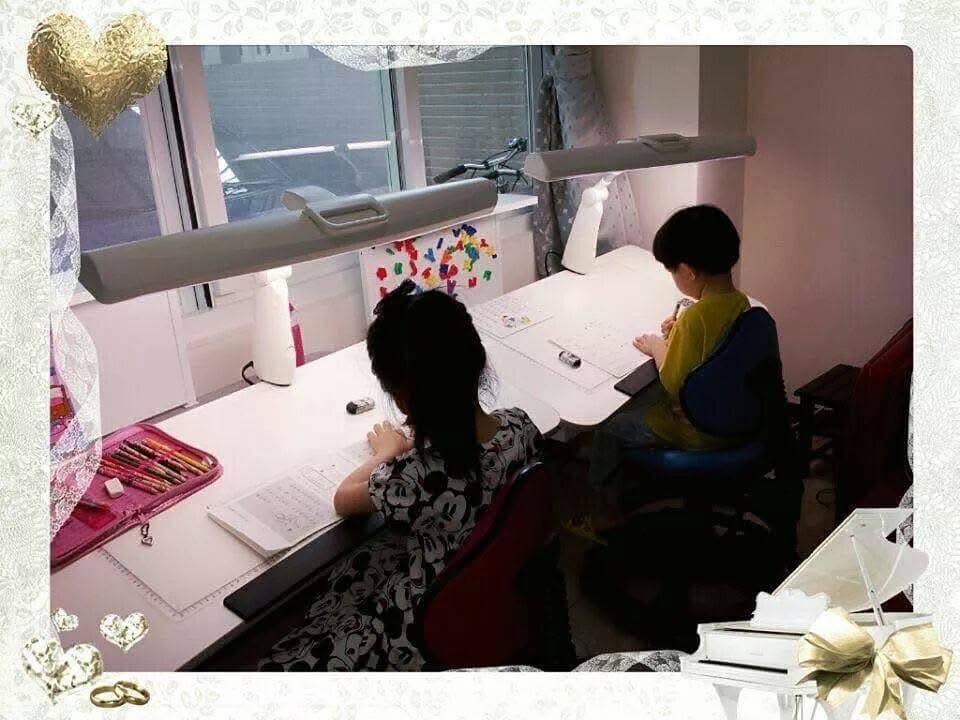 巧迪兒童成長書桌椅組幫助孩童專注讀數