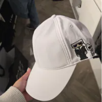 [S] KARL LAGERFELD WHITE L2WH6924-WHT CHOUPETTE BASEBALL CAP, 194775314988 (SKL1753)