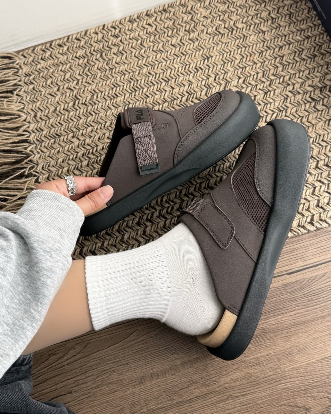 【預購】FILA SMILA 透氣包頭拖鞋 2色 F12W621508F