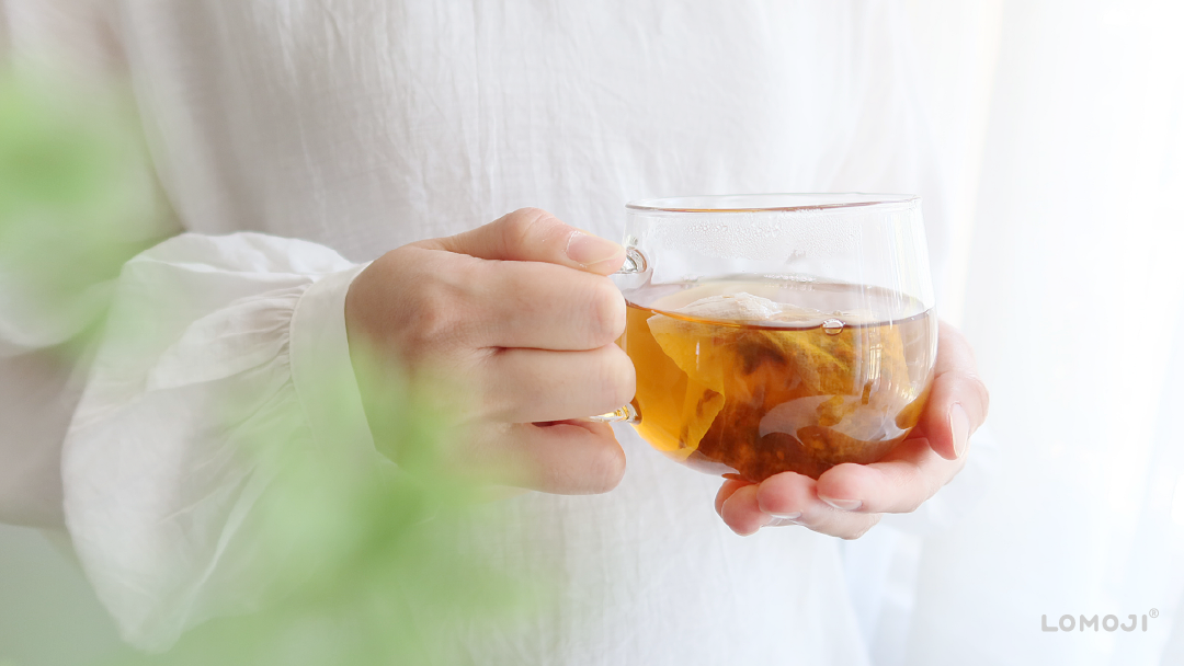 澎大海可以天天喝嗎？雙手捧著溫熱漢方茶包特寫，建立日常喉嚨不適的正確保養習慣