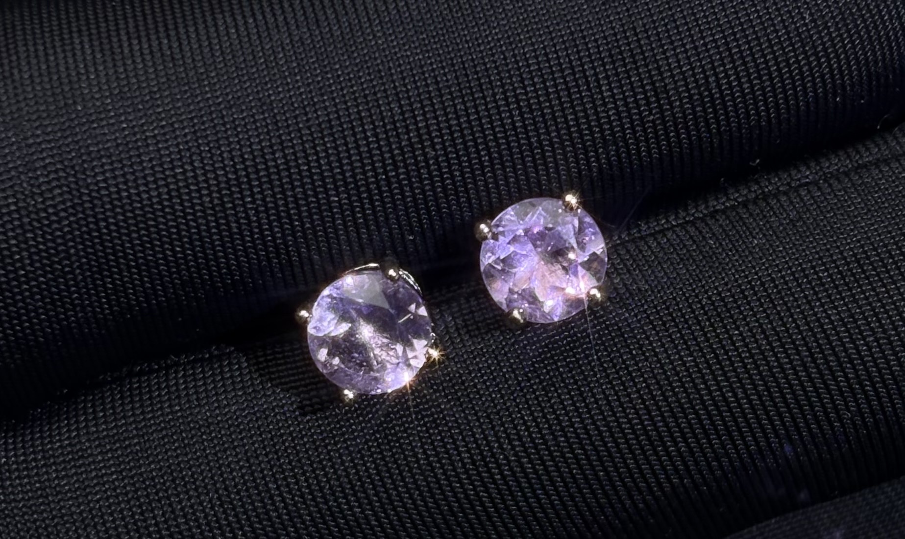 碧璽 耳釘 4 mm  925 銀 (銀色)  特價 3000元  現貨 1組  在彰化