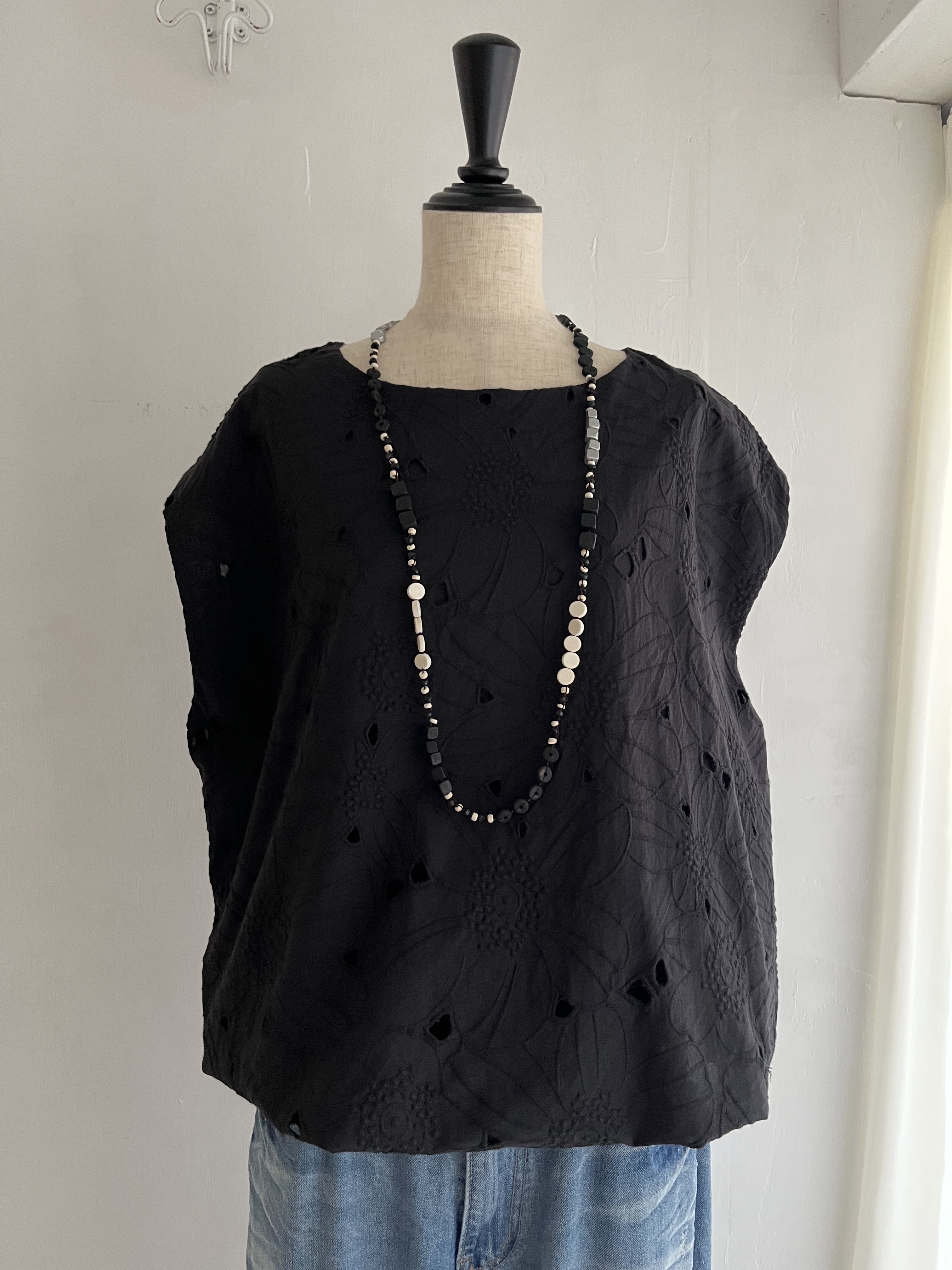 Fanaka黑色刺繡通花泡泡腳top