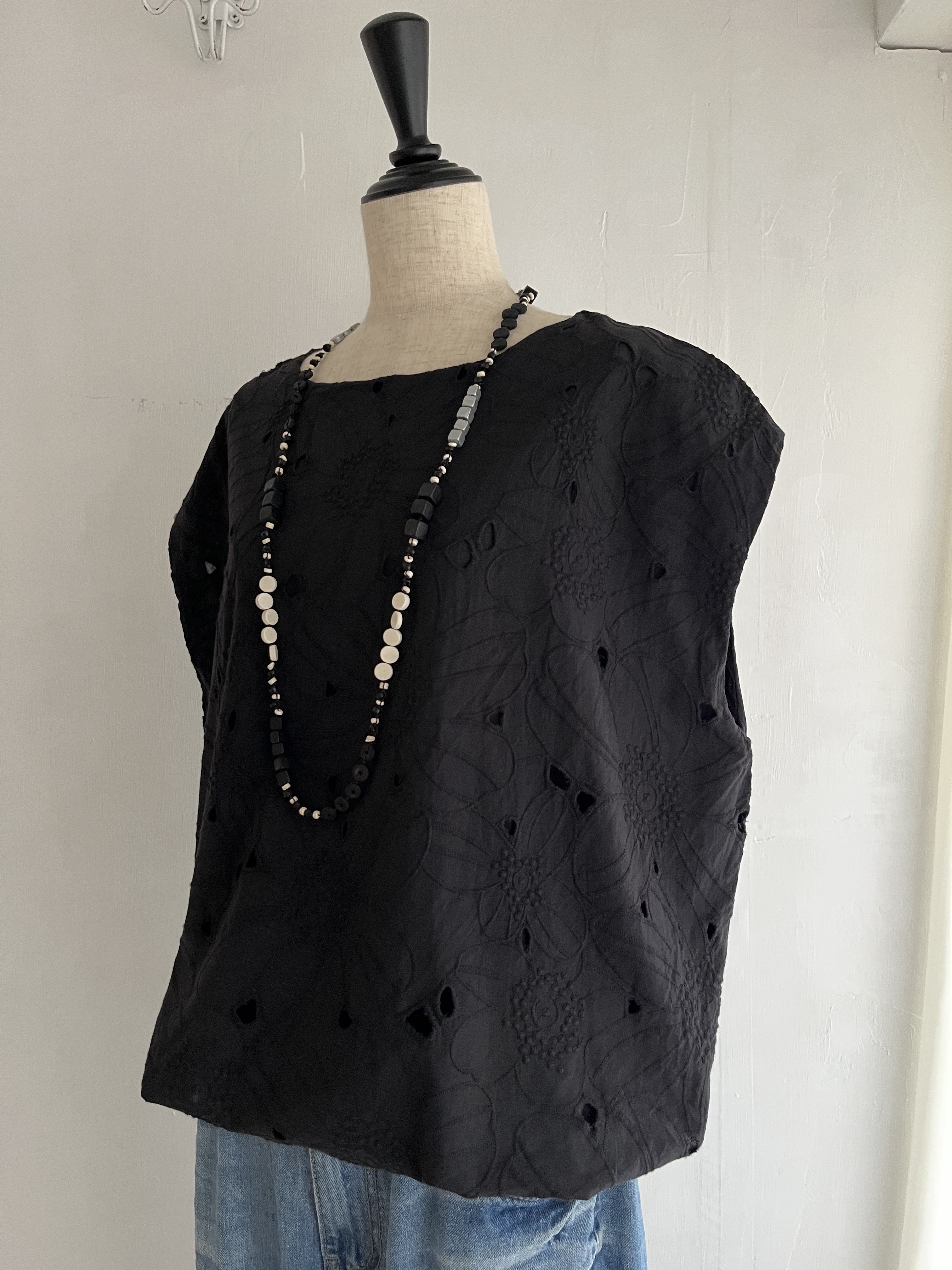 Fanaka黑色刺繡通花泡泡腳top