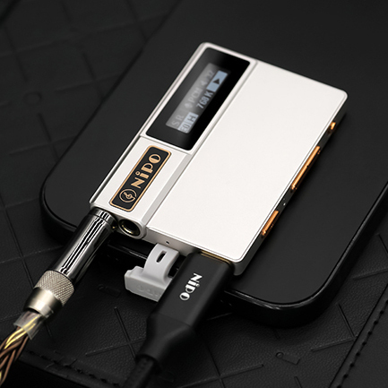 NiPO - COCOM I 輕薄型磁吸式便攜 USB DAC 耳擴 | 超薄6.3mm厚 | 伸縮Type-C設計 | 雙AK4493SEQ | 最高支援32bit/768kHz, DSD512 | 3.5mm, 4.4mm 耳機輸出 | 最高500mWx2@32Ω | 雙Accusilicon飛秒級晶振 | PD 60W充電輸入