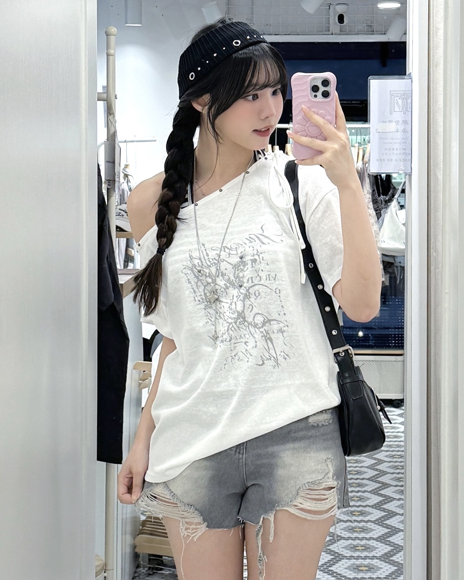 T1526｜慵懶感蕾絲邊落肩排釘印花OVERSIZED TEE