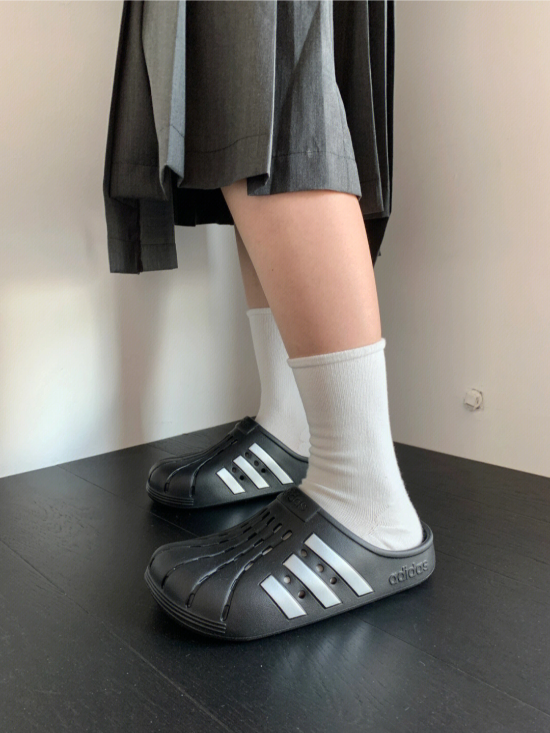 代購-Adidas ADILETTE CLOGS 一體成型 防滑 洞洞鞋 男女同款 黑白 GZ5886