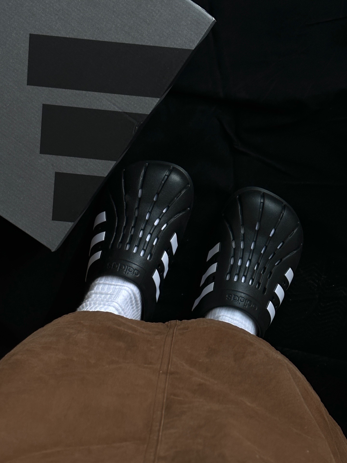 代購-Adidas ADILETTE CLOGS 一體成型 防滑 洞洞鞋 男女同款 黑白 GZ5886