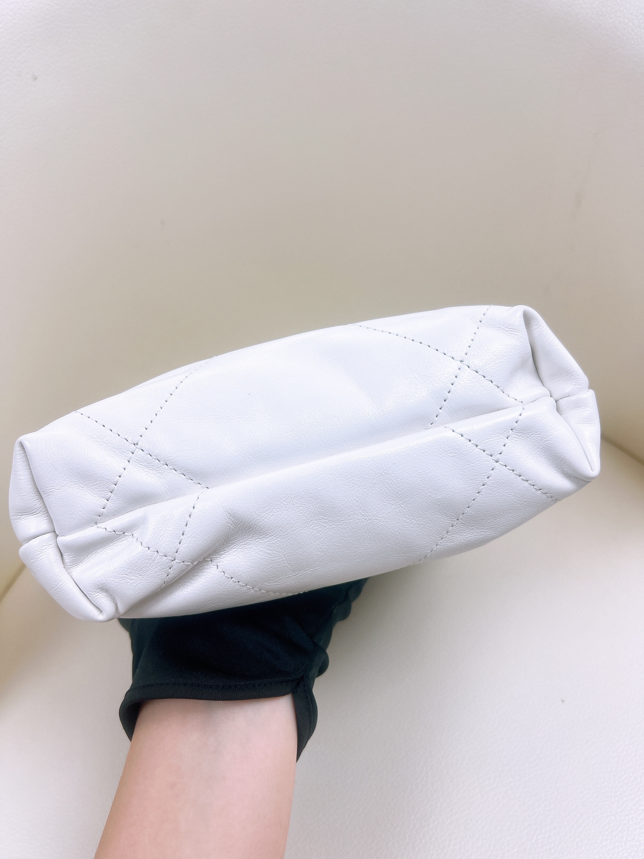 Chanel 22 mini white GHW