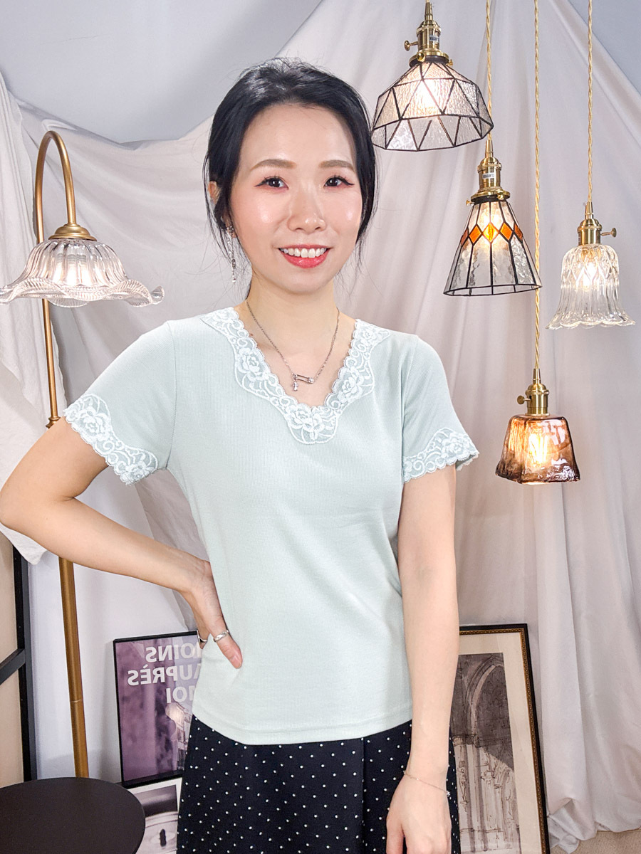 【多買多優惠】V領邊 袖口LACE．薄羅紋料TOP【不設退換】