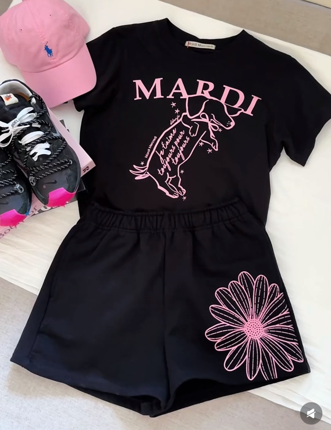 Mardi oversized 黑色併粉色線條 蠟腸狗Tee