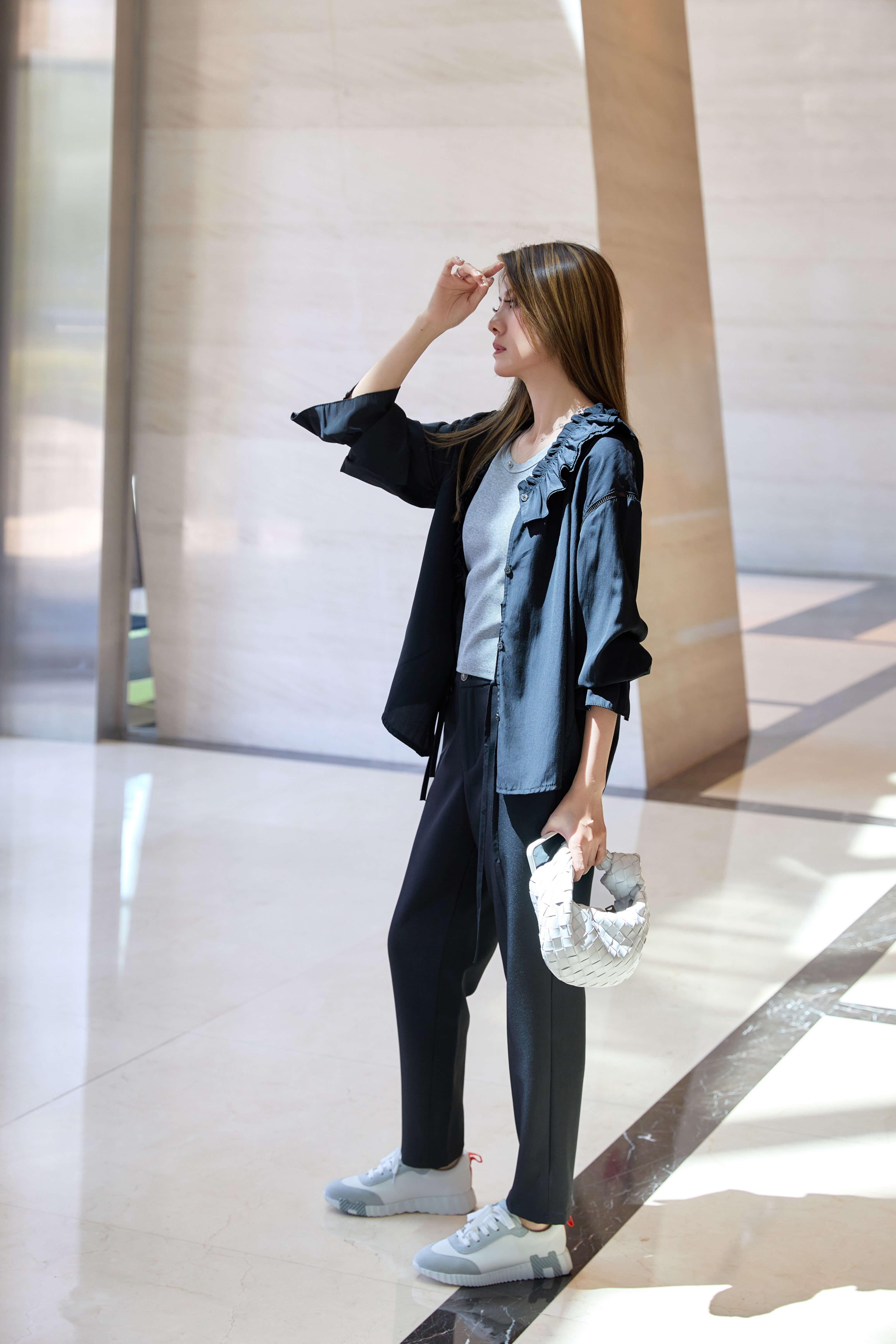 V-Neck Ruffle Blouse_SH266L20