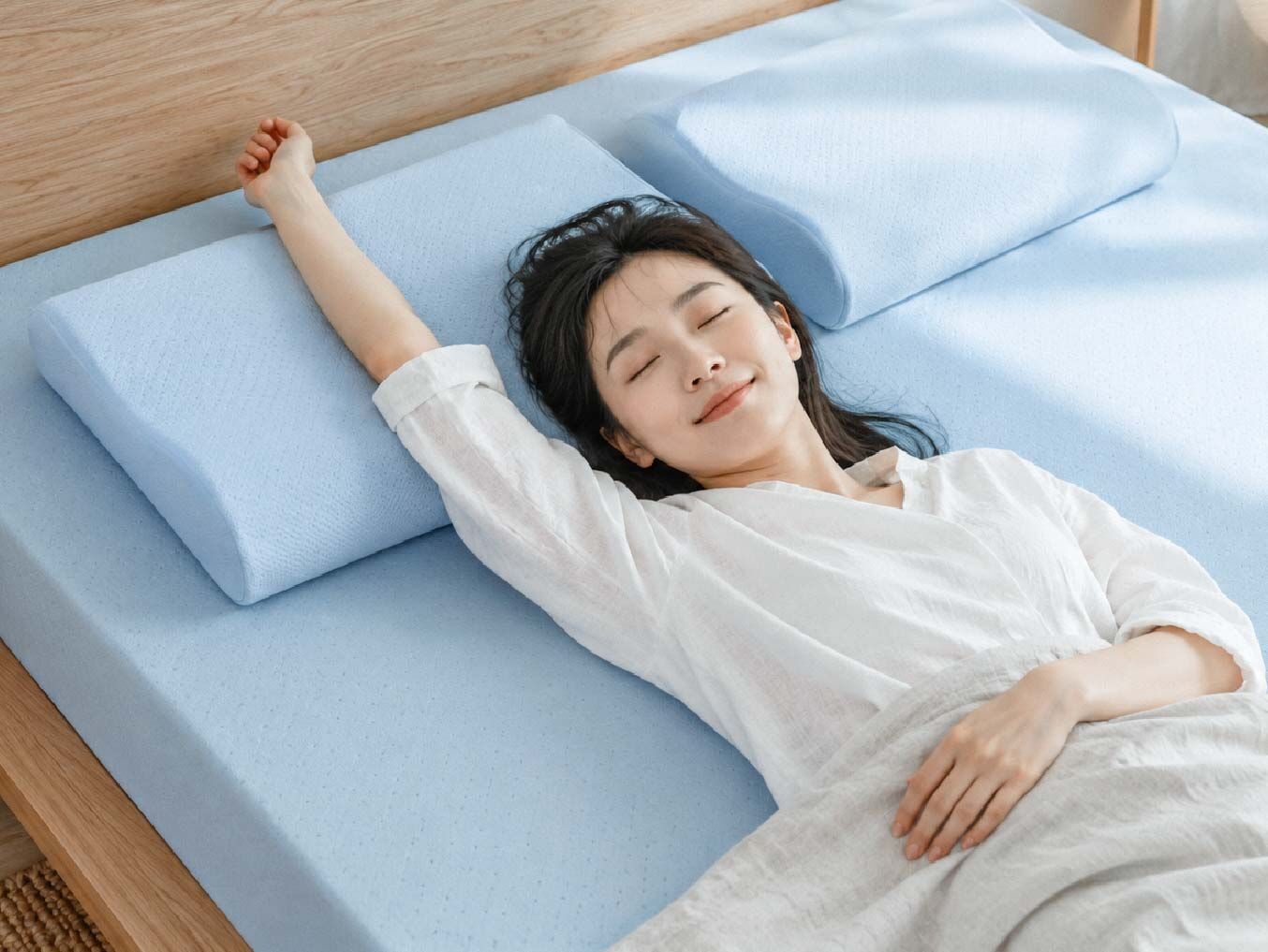 森好眠醫療級天然乳膠床墊，女性側躺於藍色機能布套、頭枕乳膠枕、整夜減壓服貼好眠