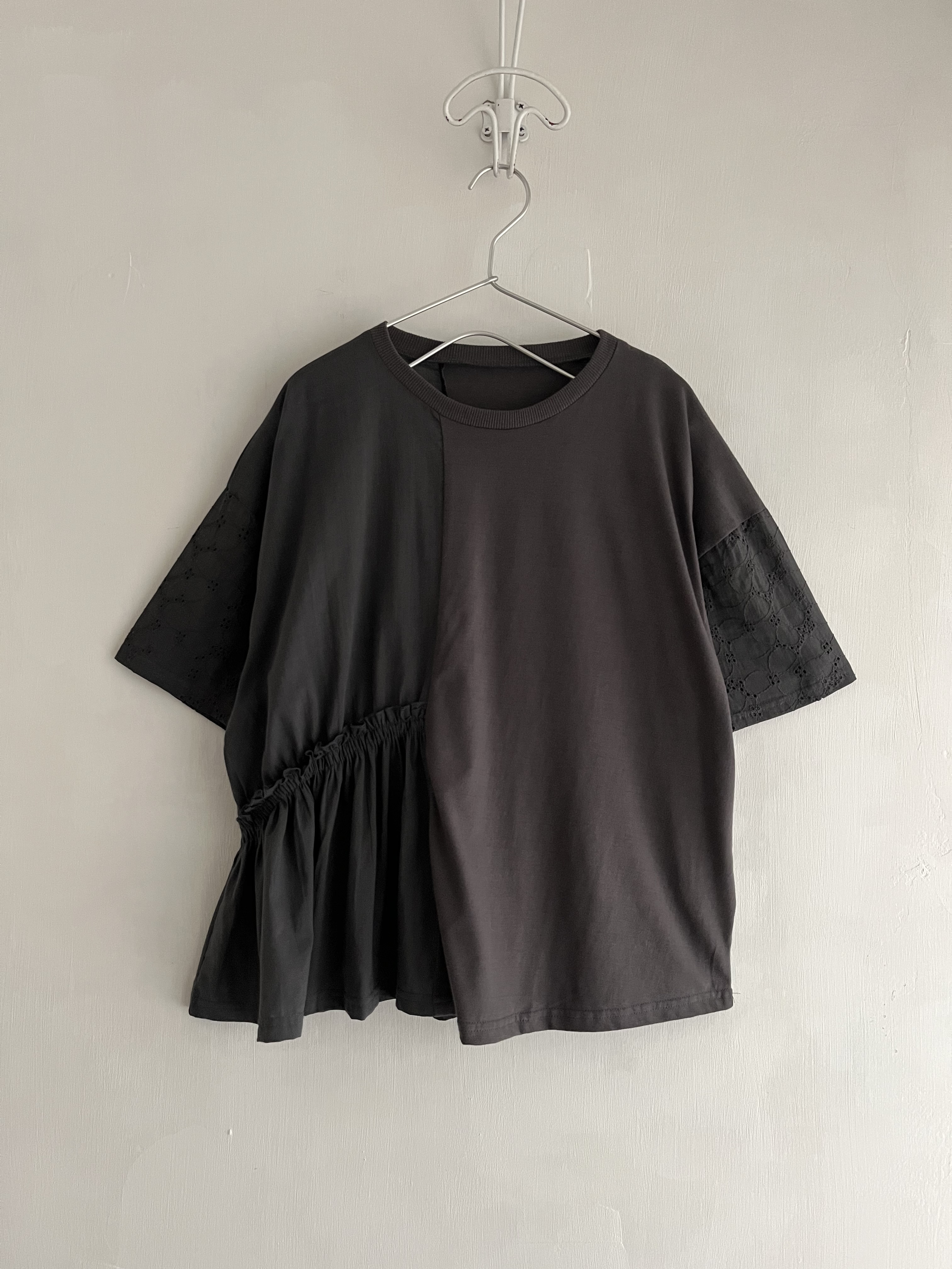m.m.o.炭灰色拼布刺繡通花䄂top