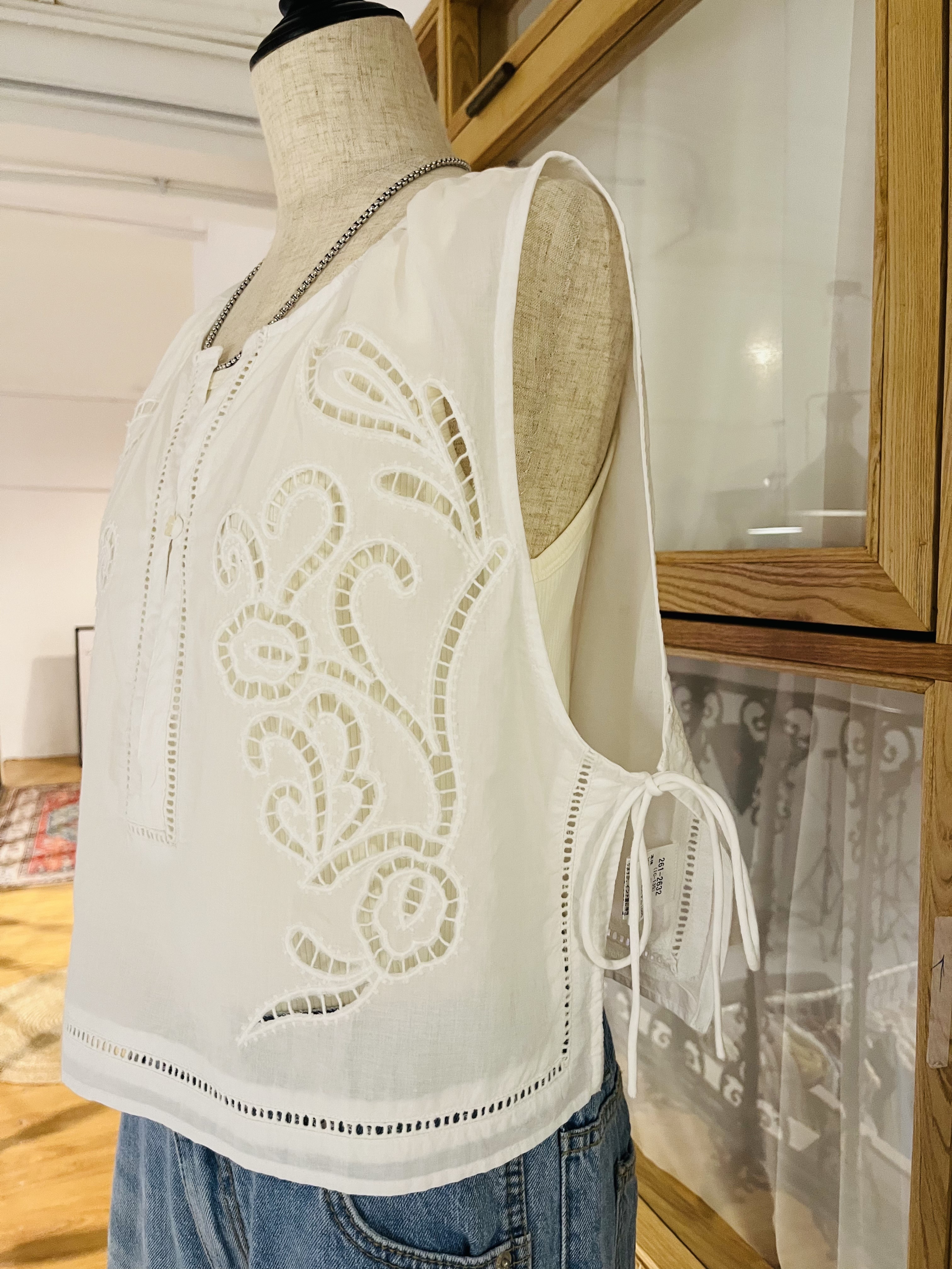 Fanaka白色刺繡通花背心