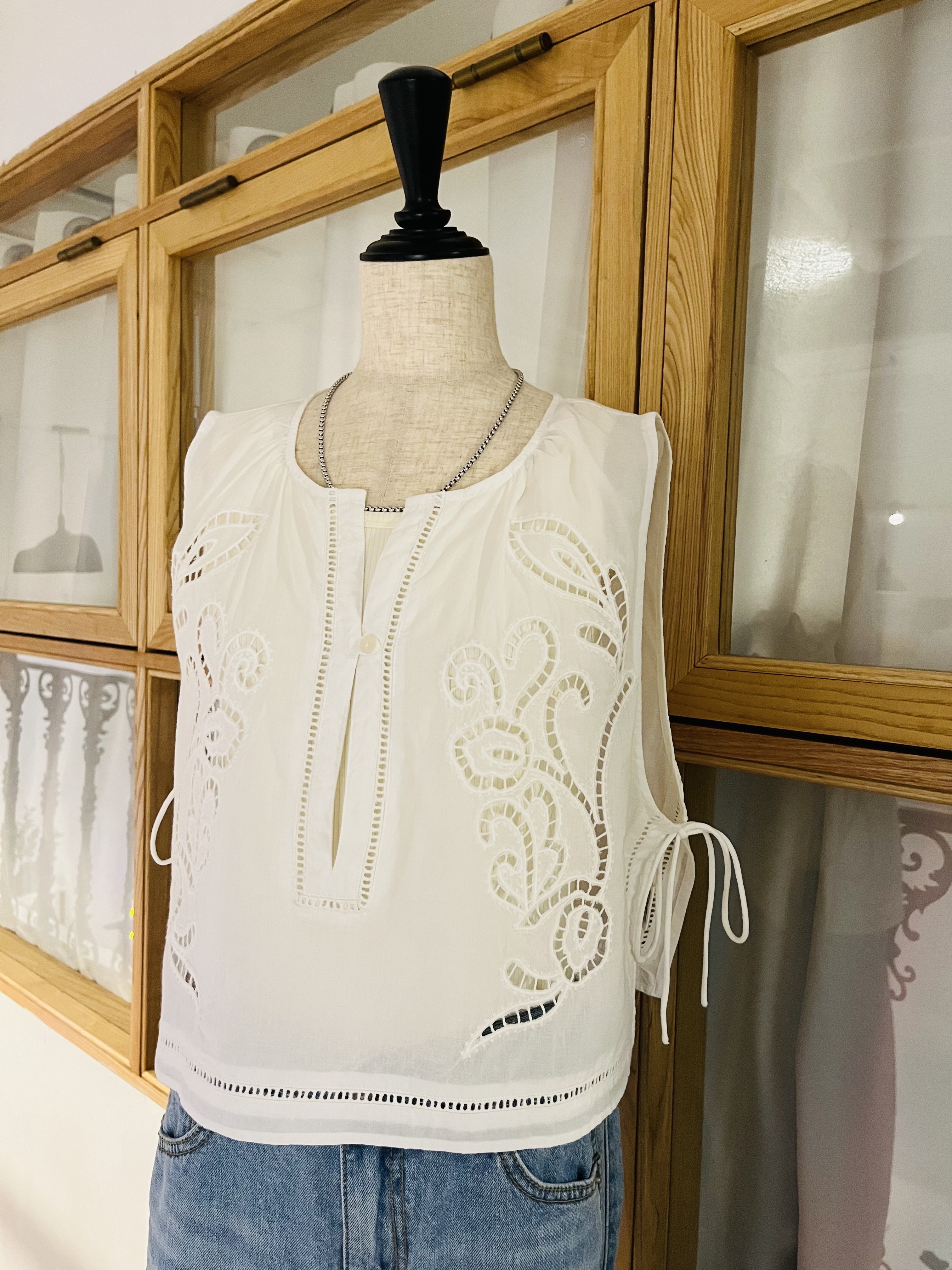 Fanaka白色刺繡通花背心