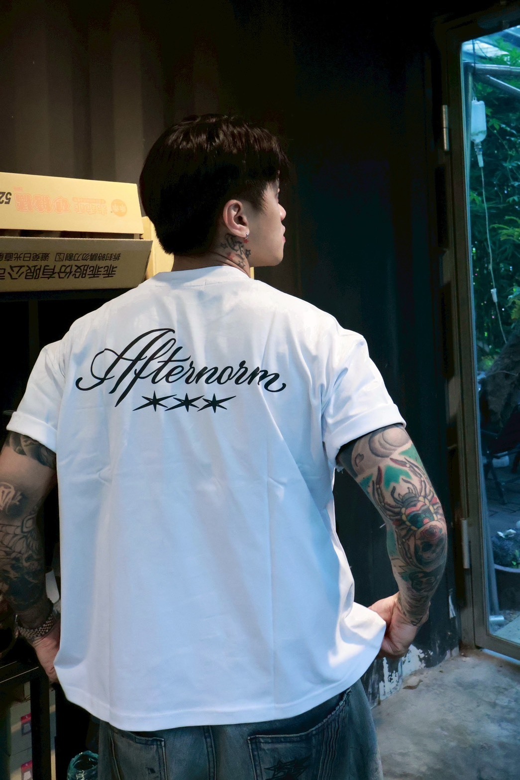 AFTERNORM 草寫星星英文字短寬T 黑/白