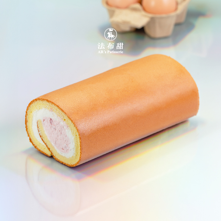 網購人氣草莓生乳捲推薦，法布甜輕盈外皮包裹飽滿粉紅草莓內餡。