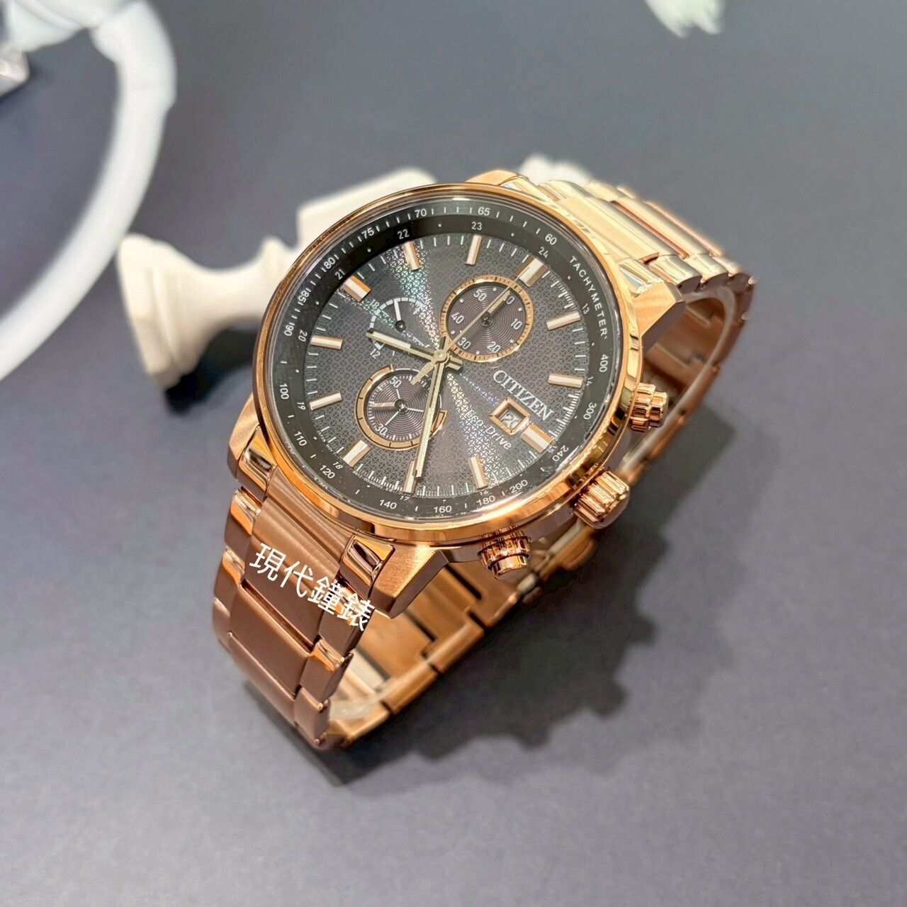 【CITIZEN 星辰】 光動能三眼帥氣玫瑰金錶計腕錶CA0848-85E 43mm 現代鐘錶