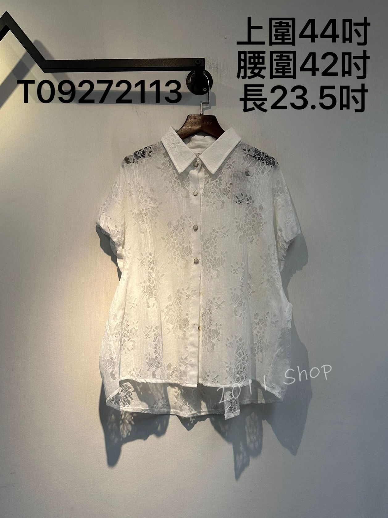 鏤空蕾絲花紋方形特色鈕扣TOP 上圍44吋 腰圍42吋 長23.5吋 T09272113
