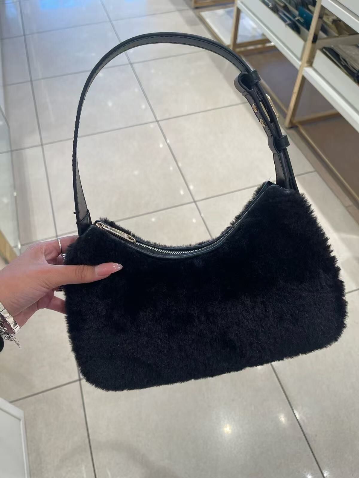 【預購】H0612105 Furla Mianova 毛毛包包 (黑色)