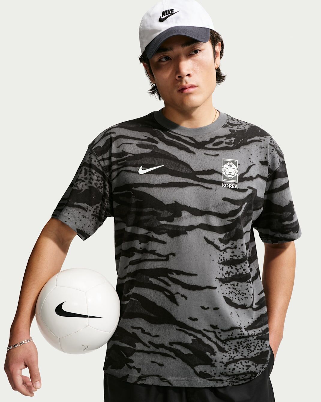 男女款 NIKE X FIFA KOREA FOOTBALL TEE 韓國 鐵灰 世界盃 世足 足球 運動 短T【IQ2245-068】ADFIFA