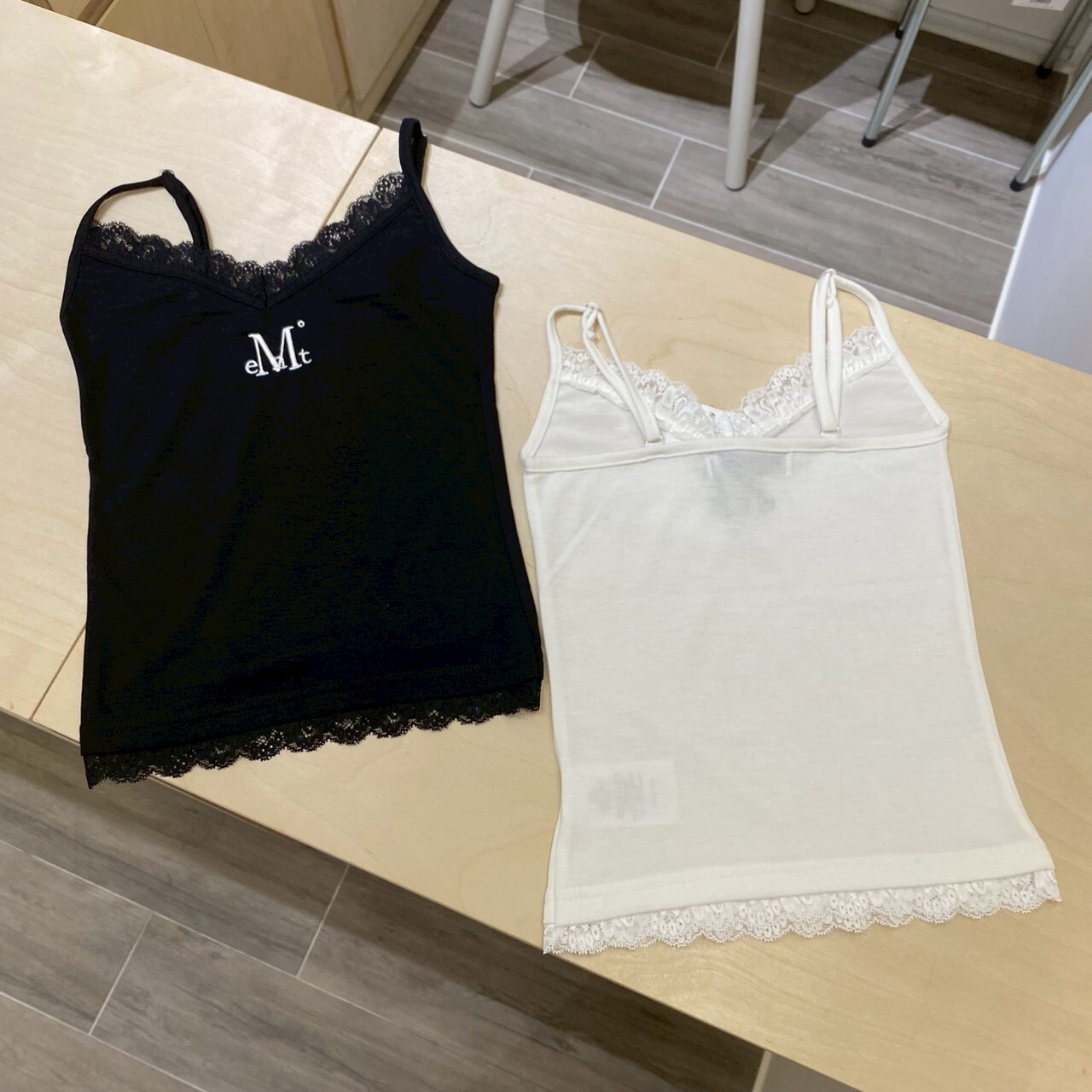 Mucent細肩V領蕾絲背心
