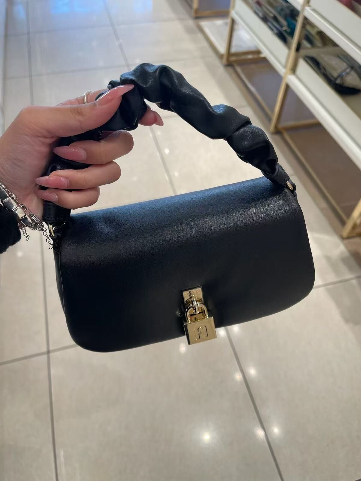 【預購】H0612107 Furla 手提包 (黑色)