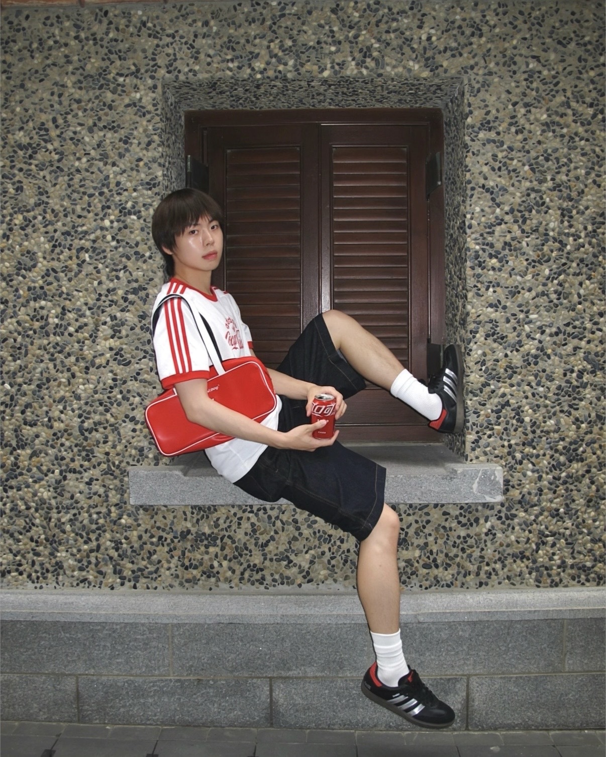COCA COLA X ADIDAS 可口可樂 聯名款 經典運動Cali T 滾邊線條 短T 短袖 寬鬆 白紅 男款 KY2114 / 調貨