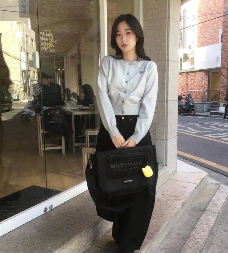 【OWN】Wacky Willy 經典 機能 側背包 郵差包 減壓 防潑水 小黃人 不分男女 黑色 象牙白 WA2601CB01BK  WA2601CB01IV