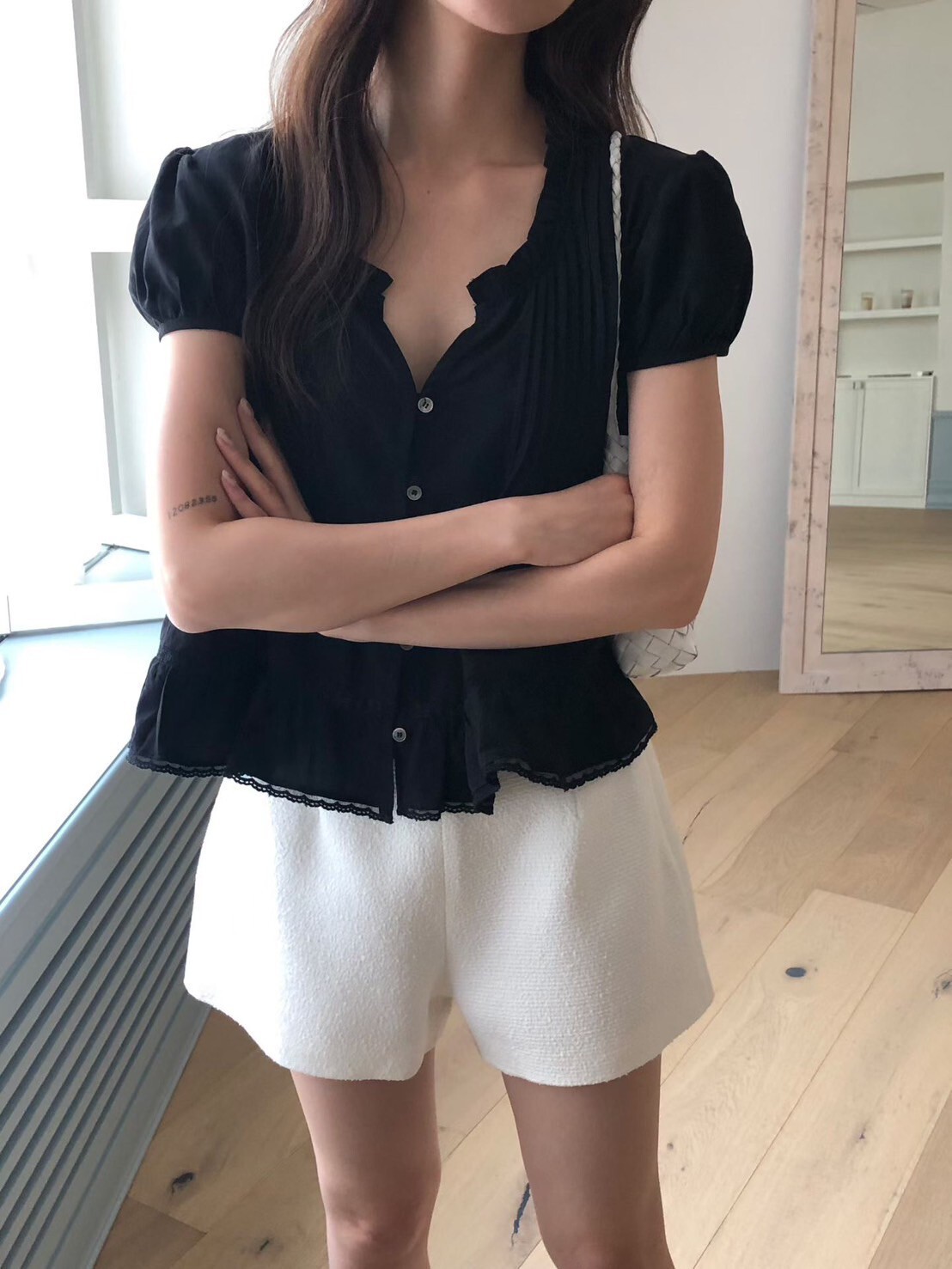 荷葉滾邊造型排釦澎澎袖傘襬娃娃上衣 / 2色