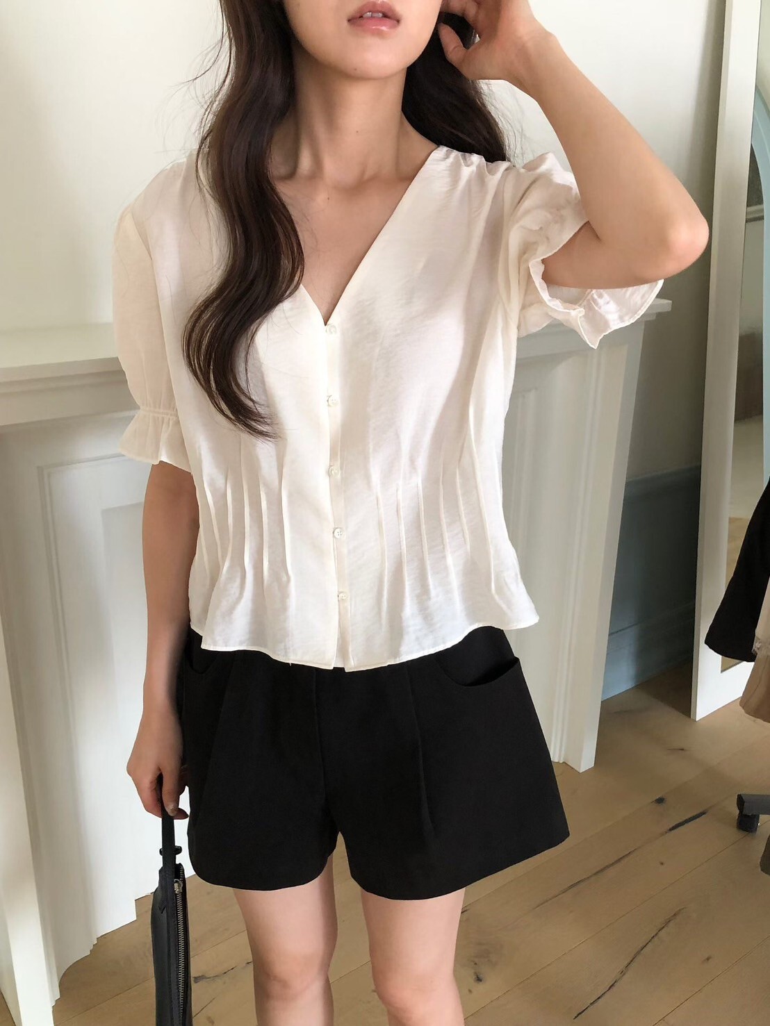 壓摺收腰感排釦V領澎澎袖上衣 / 2色