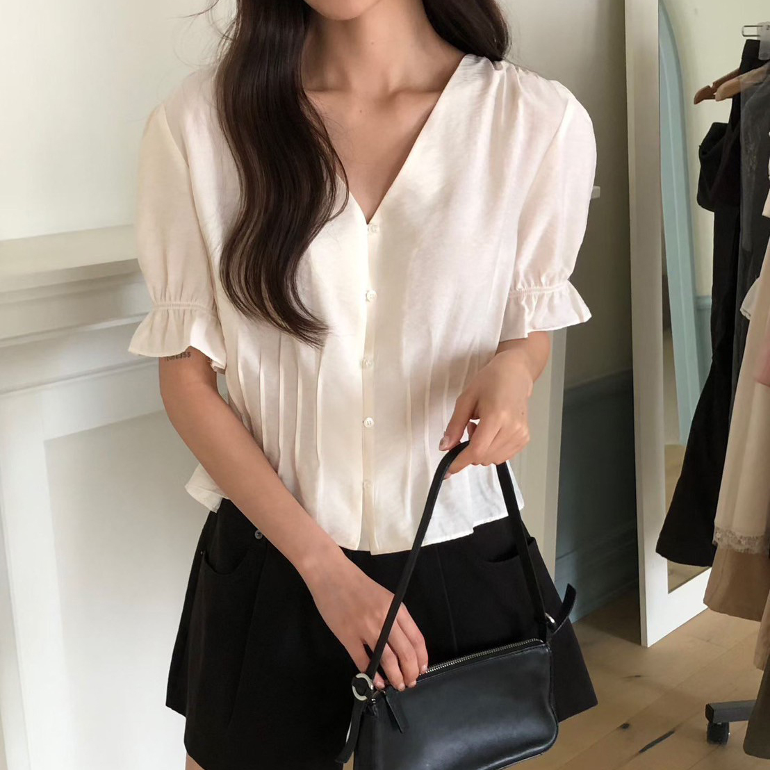 壓摺收腰感排釦V領澎澎袖上衣 / 2色