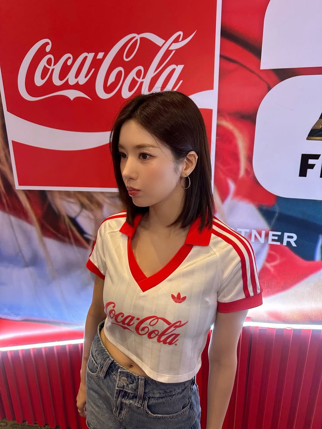 COCA COLA X ADIDAS 可口可樂 聯名款 短版V領運動衫 滾邊線條 短T 短袖 權恩妃同款 女款 白紅 KY7571 / 調貨
