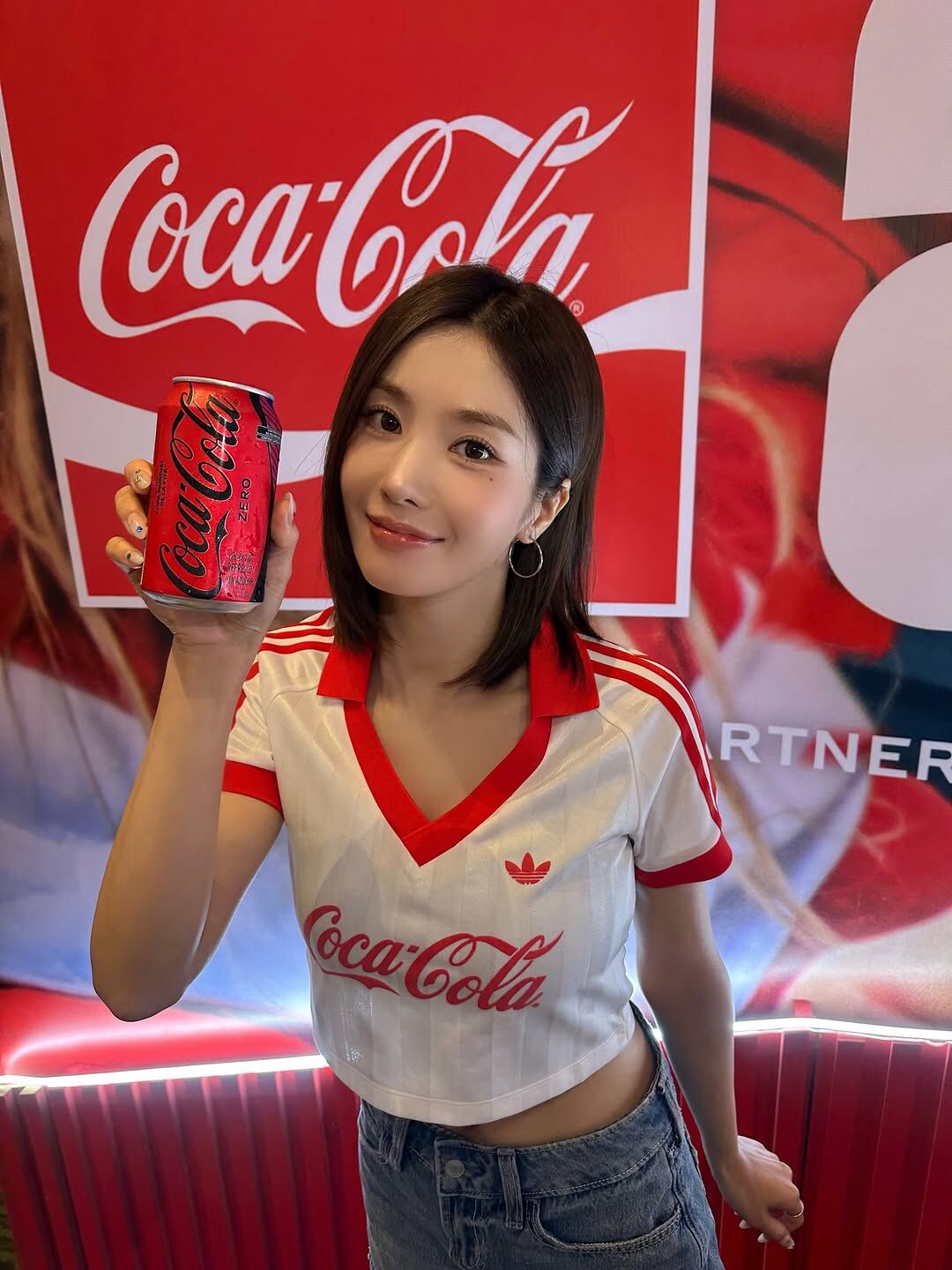 COCA COLA X ADIDAS 可口可樂 聯名款 短版V領運動衫 滾邊線條 短T 短袖 權恩妃同款 女款 白紅 KY7571 / 調貨