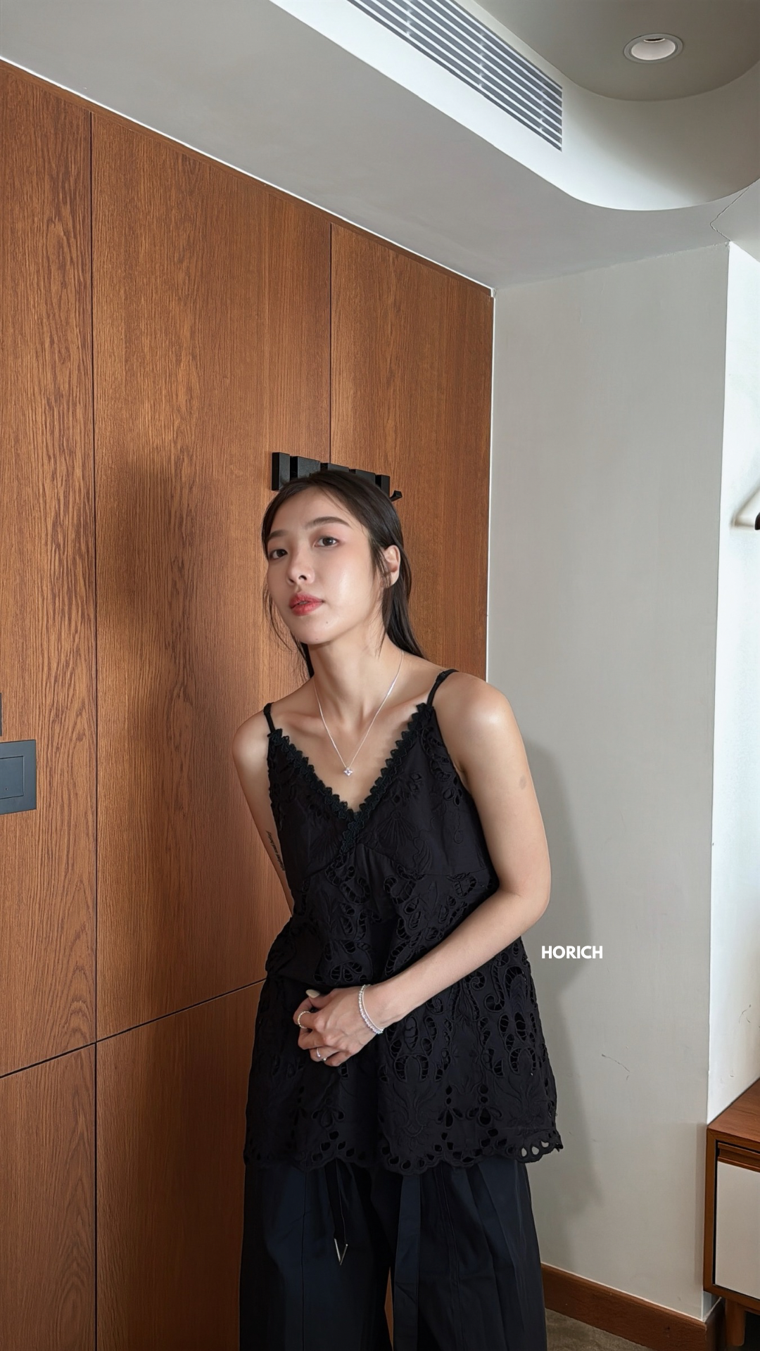 𝗝𝘂𝗻.𝟭𝟱/Me26-01144-度假重工雕花美背上衣(兩色)-黑