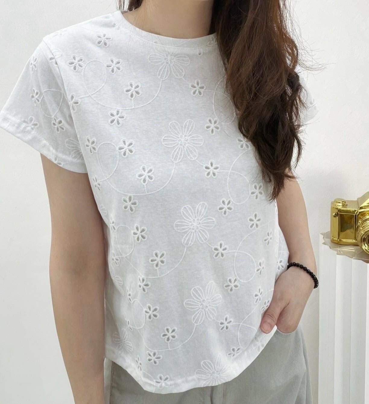 【輕柔百搭小花刺繡感棉tee】（現貨）