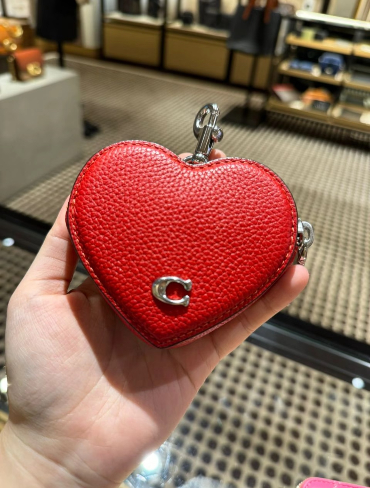 代購-COACH Heart 10 品牌Logo 拉鍊 愛心 牛皮革 零錢包 腰間吊飾 掛件