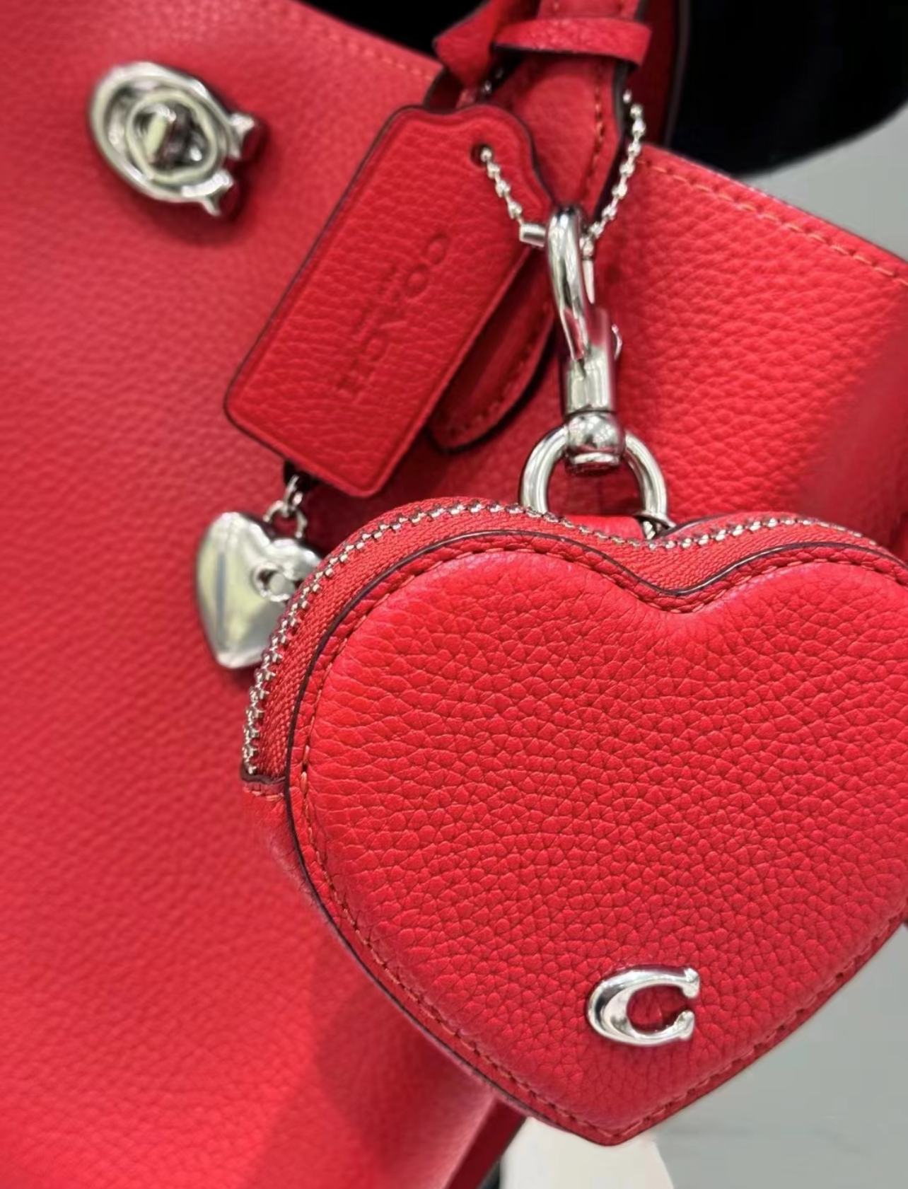 代購-COACH Heart 10 品牌Logo 拉鍊 愛心 牛皮革 零錢包 腰間吊飾 掛件