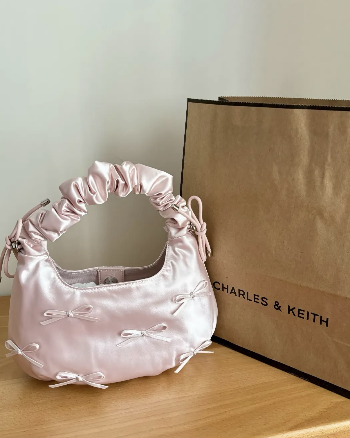 CHARLES & KEITH 小CK 粉色 絲緞 蝴蝶結 芭蕾風 皺摺 綁繩 雲朵包 肩背包 手提包