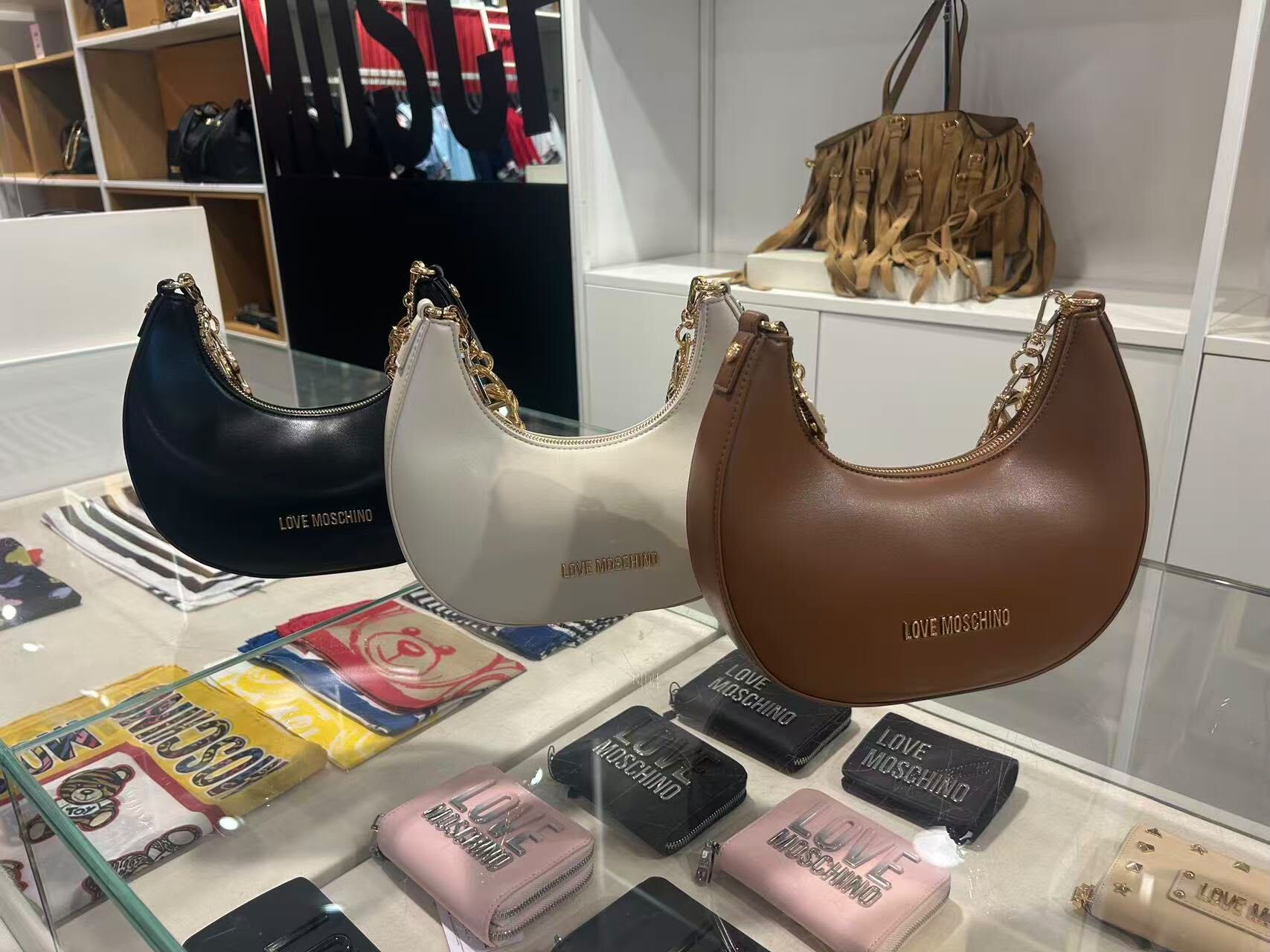 LYS01920 Love Moschino半月鏈條腋下包