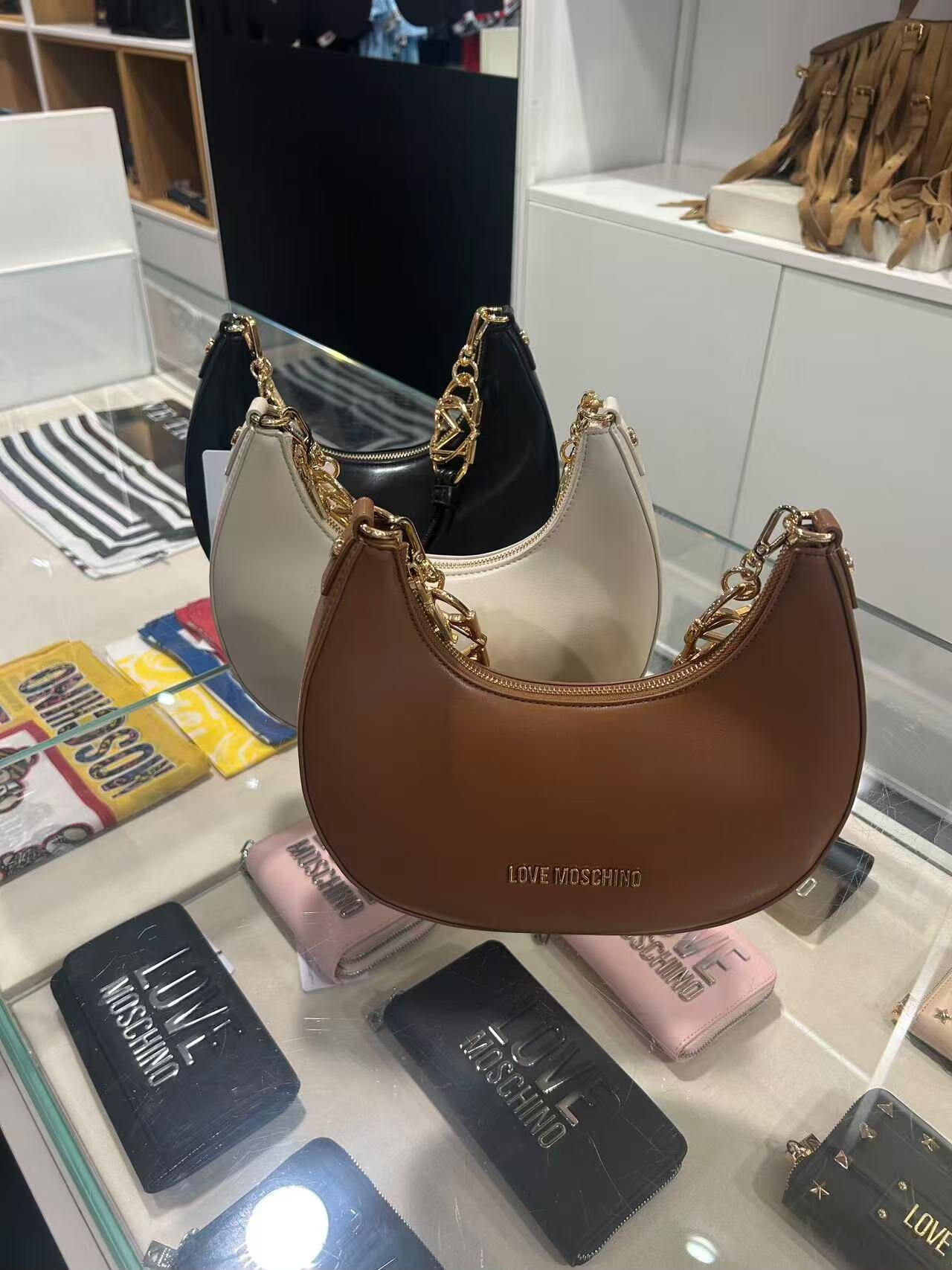 LYS01920 Love Moschino半月鏈條腋下包