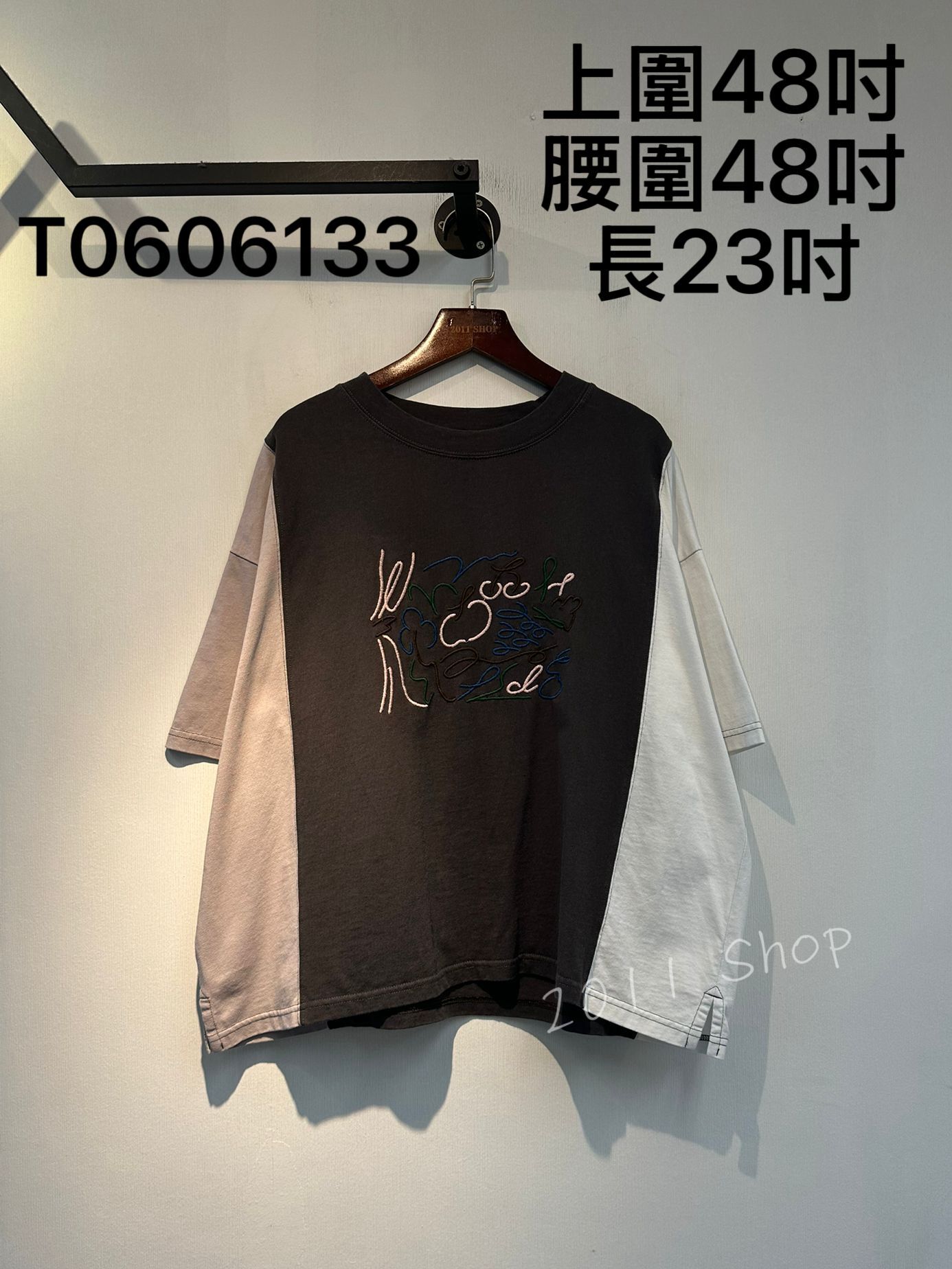 出口日本線條塗鴉刺繡拼色T恤  上圍48吋 腰圍48吋 長23吋  T0606133