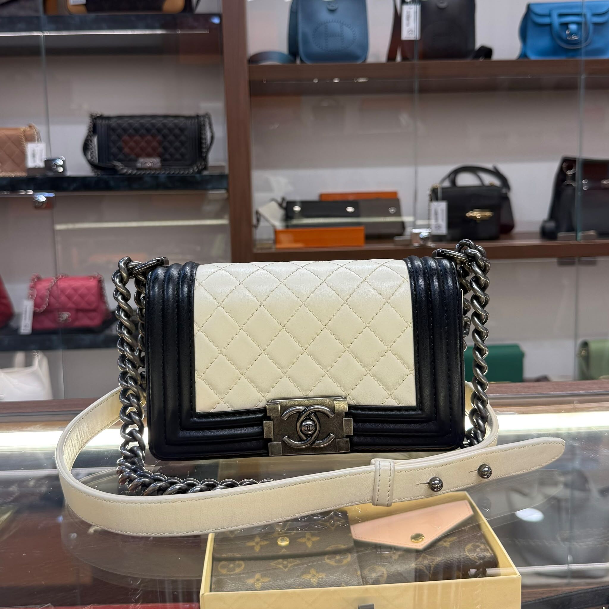 95%New Used Boy Chanel 20 Lambskin 黑白熊貓復古銀扣 #香奈兒