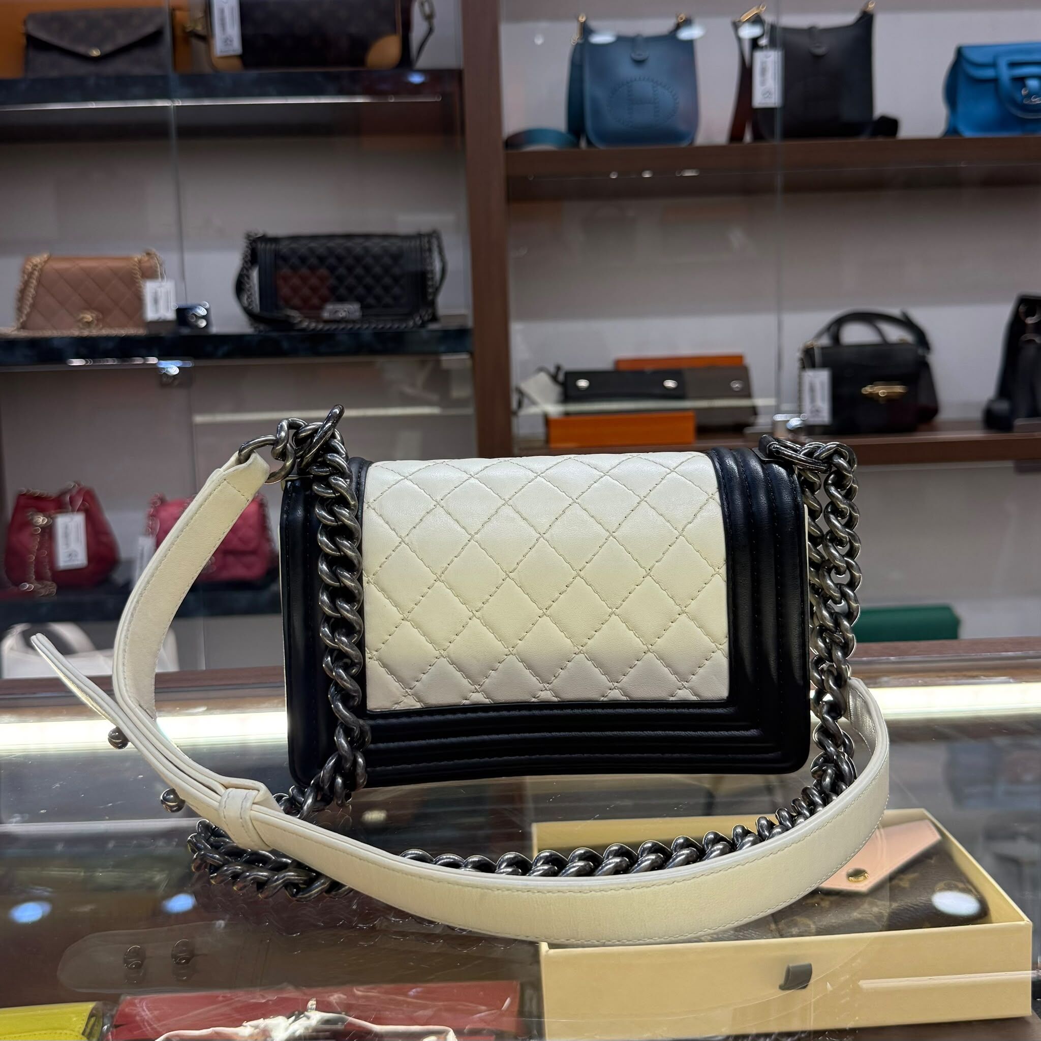 95%New Used Boy Chanel 20 Lambskin 黑白熊貓復古銀扣 #香奈兒