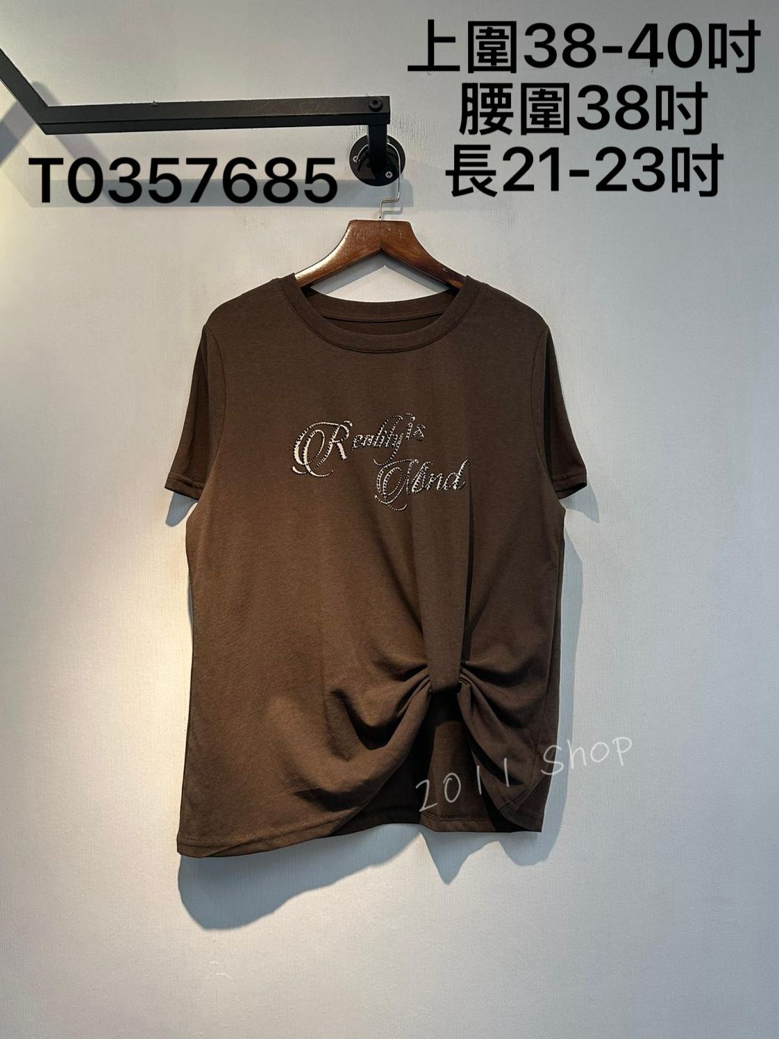薄料閃閃英文字不規則打結TOP  上圍38-40吋 腰圍38吋 長21-23吋  T0357685