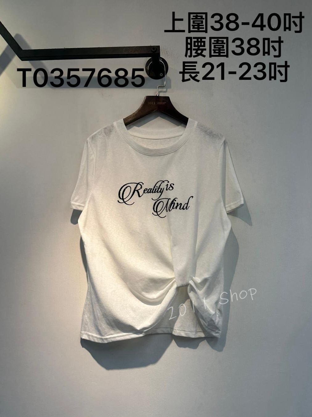 薄料閃閃英文字不規則打結TOP  上圍38-40吋 腰圍38吋 長21-23吋  T0357685